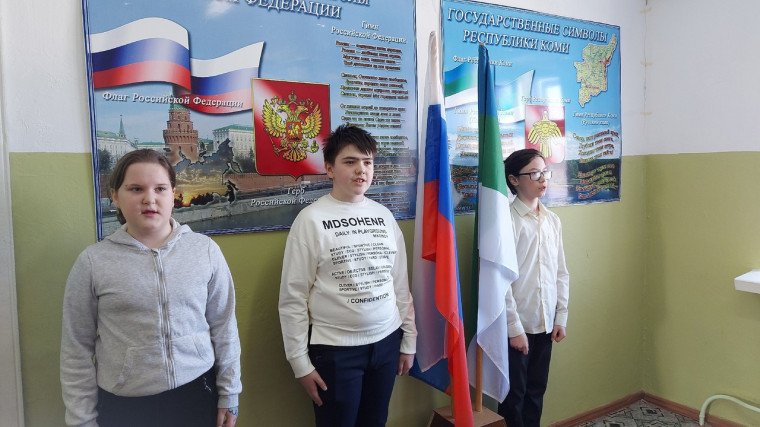 Новая учебная неделя началась традиционно с поднятия флагов РФ И РК и исполнения гимнов.