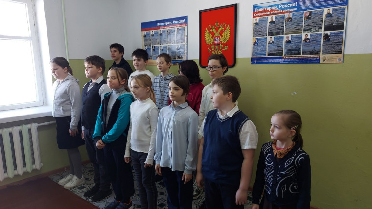 Новая учебная неделя началась традиционно с поднятия флагов РФ И РК и исполнения гимнов.